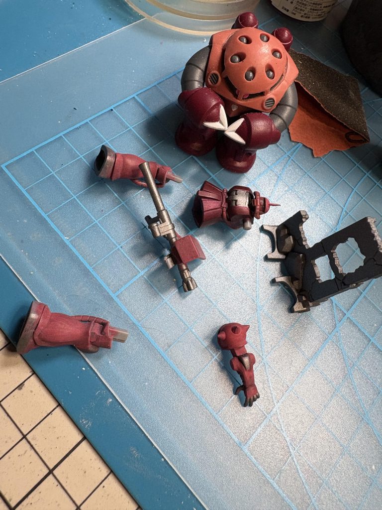 いつも通りのガンメタサフから塗装スタートです！シャアレッド(ピンク？)はいつ調色しても難しいですね…
