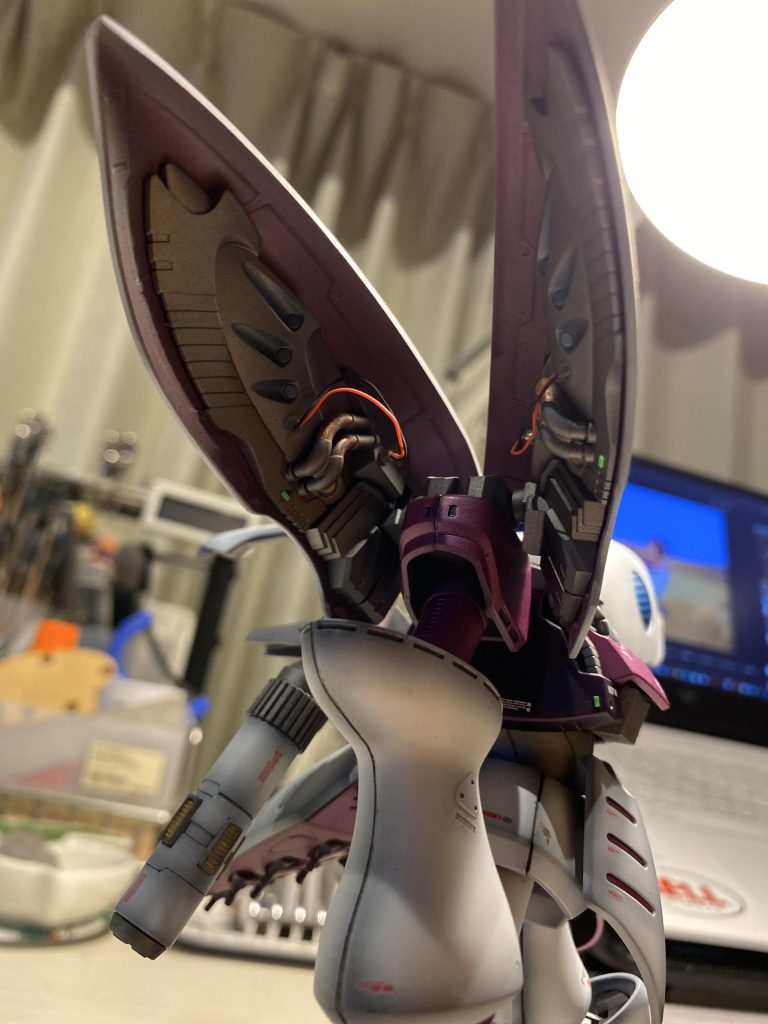 バインダー内部も電線やチップでディティールを増やしてみました。白の外装部分も少し形状変更🐣