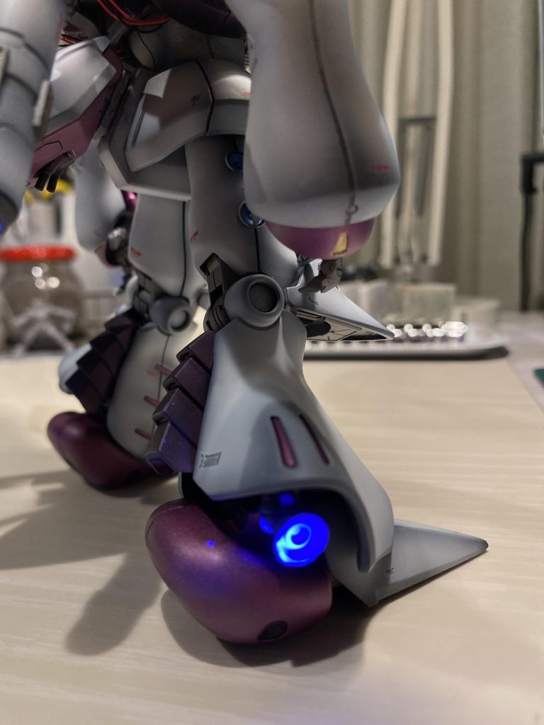 定番ですが足元にもスラスター追加🐣ハンドパーツもコトブキヤさんのワイルドハンドに変更して気持ち禍々しくなったかな?と思います🐥☠️