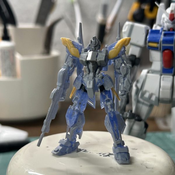 久々にアーティファクトを弄りました。肩のパーツはスクラッチは面倒なのでジャンク品を漁ってそれっぽくしました。脛を長くしたいなぁと思ってますが、面倒だしこのままいくかもしれない…どうしようかなぁ😓まぁ息抜き制作なのでそこそこに仕上げます。ステイメンは細かい所をちょこちょこやってます。手足伸ばしたらビームライフルが小さく感じて、ヤベッってなってます😂（1枚目）