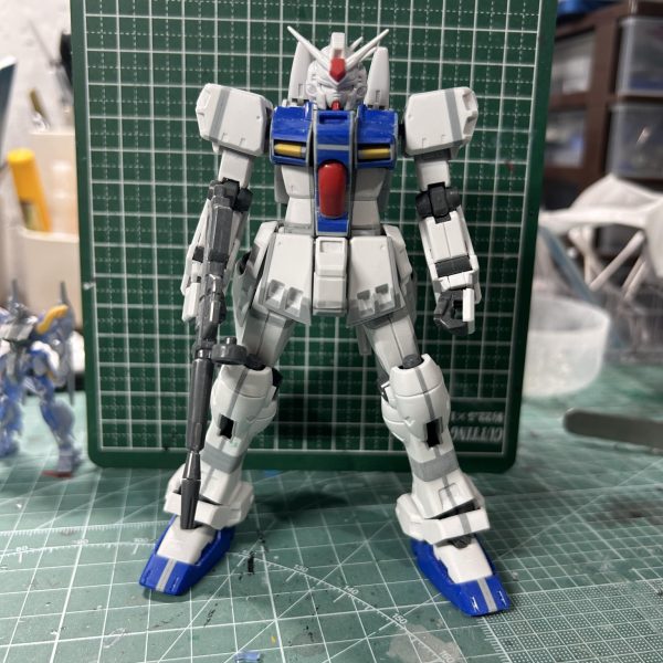 久々にアーティファクトを弄りました。肩のパーツはスクラッチは面倒なのでジャンク品を漁ってそれっぽくしました。脛を長くしたいなぁと思ってますが、面倒だしこのままいくかもしれない…どうしようかなぁ😓まぁ息抜き制作なのでそこそこに仕上げます。ステイメンは細かい所をちょこちょこやってます。手足伸ばしたらビームライフルが小さく感じて、ヤベッってなってます😂（3枚目）