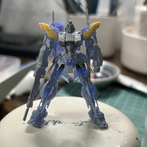脛延長しました、脚長っ！！笑設定画像見るとかなり長いんですよ。腰回りの複雑なパーツはそれっぽくカットしたプラ板貼っただけ、C面作った方が良かったかも、でも色塗っちゃえば馴染むかな？弄り始めると肩のパーツもプラ板でちゃんと作り直したくなってきた…どないしよう。正直アーティファクトはもう作らないって思ってたけど、やり始めると止まらんな。