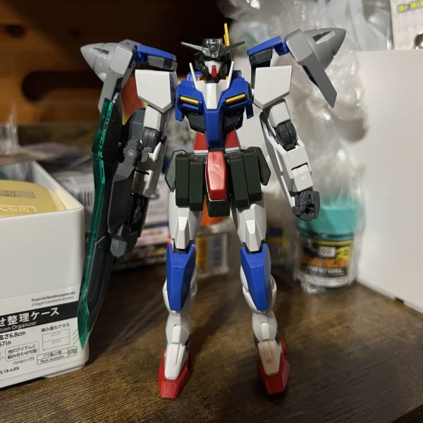 ミキシング自体を考え始めて約2年(ミキシング用のガンプラ買った時から考えると3年以上)やっとのこさ、形になって来たので初投稿です。改造初心者なのである程度の粗はお許しください💦ビルドダイバーズ世界前提のダブルオー系(主にセカンドシーズン)のミキシング機体です。メイン写真は少し前の物です。ケルディムの腰は本来胸部辺りまで貫通する感じで軸が延びてましたが切断してボールジョイントを取り付けました。ライフルビットもつきますが、ポロリ対策中なので今回は無しです。(写真2枚目)また、アリオスの腕にあるサブマシンガンは銃口が見えるように装甲を切断しました。肘側はどうしようか悩み中です！改造初心者なのでアドバイス頂けると嬉しいです！(写真3枚目)ダブルオーのGNドライブ基部もパテを使用して、形を変えて五角形に(五角形であってるのか……？)あとは肉抜きをある程度埋めました！(写真4、5枚目)ポージングはこんな感じです。(写真6枚目)武器にはMSGのメガスラッシュエッジ2とガンブレードランス2を使用しました。とりあえずはこんな感じです！ガンスタ投稿は初なので読みづらかったら申し訳ありませんm(_ _)mまた、進捗を上げますので、是非ともアドバイス頂けると嬉しいです！（1枚目）