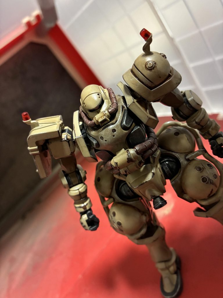 とにかく塗装と汚しの練習がしたかったため、加工などは行わず、表面処理などは軽い程度に済ませ、サーフェイサー→ガイアカラー→トップコート→ウェザリング→トップコートの順に作業しています。錆にまみれてあまり触りたくないタイプのヌラっとした金属感を出したかったので、最後は光沢仕上げとしています。