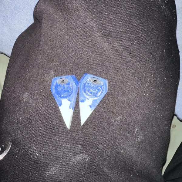 ミキシング自体を考え始めて約2年(ミキシング用のガンプラ買った時から考えると3年以上)やっとのこさ、形になって来たので初投稿です。改造初心者なのである程度の粗はお許しください💦ビルドダイバーズ世界前提のダブルオー系(主にセカンドシーズン)のミキシング機体です。メイン写真は少し前の物です。ケルディムの腰は本来胸部辺りまで貫通する感じで軸が延びてましたが切断してボールジョイントを取り付けました。ライフルビットもつきますが、ポロリ対策中なので今回は無しです。(写真2枚目)また、アリオスの腕にあるサブマシンガンは銃口が見えるように装甲を切断しました。肘側はどうしようか悩み中です！改造初心者なのでアドバイス頂けると嬉しいです！(写真3枚目)ダブルオーのGNドライブ基部もパテを使用して、形を変えて五角形に(五角形であってるのか……？)あとは肉抜きをある程度埋めました！(写真4、5枚目)ポージングはこんな感じです。(写真6枚目)武器にはMSGのメガスラッシュエッジ2とガンブレードランス2を使用しました。とりあえずはこんな感じです！ガンスタ投稿は初なので読みづらかったら申し訳ありませんm(_ _)mまた、進捗を上げますので、是非ともアドバイス頂けると嬉しいです！（4枚目）