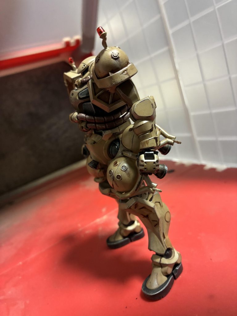 リアルタッチマーカーで錆や雨垂れを描きこんでいます。角になっている部分はドライブラシでチッピングも重点的に描いています。上手く表現できているといいのですが...なにぶん初めてなので色々苦戦しています。イメージとしてはNieR:Automataの機械生命体の感じです。とても長く戦い続けているような、そんな時間の流れを感じさせるような汚しが好きです。