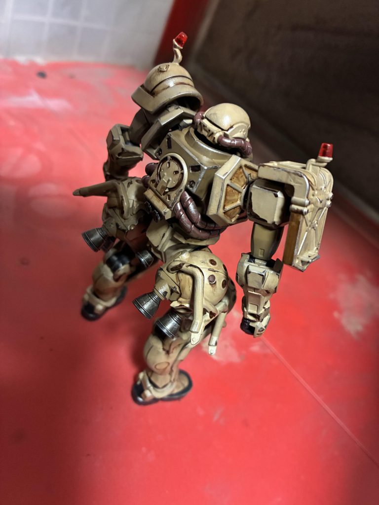 足のパイプやタンクは、それぞれ鉄棒等の公園の遊具や、工場のタンクの汚れ方を参考にしています。