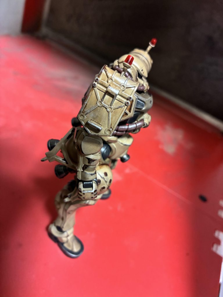 肩部シールドは特に劣化する部分だと思うので、チッピングも激しめに描いています。ウェザリングマスターと相まって、本当に劣化した金属感があっていいですね。