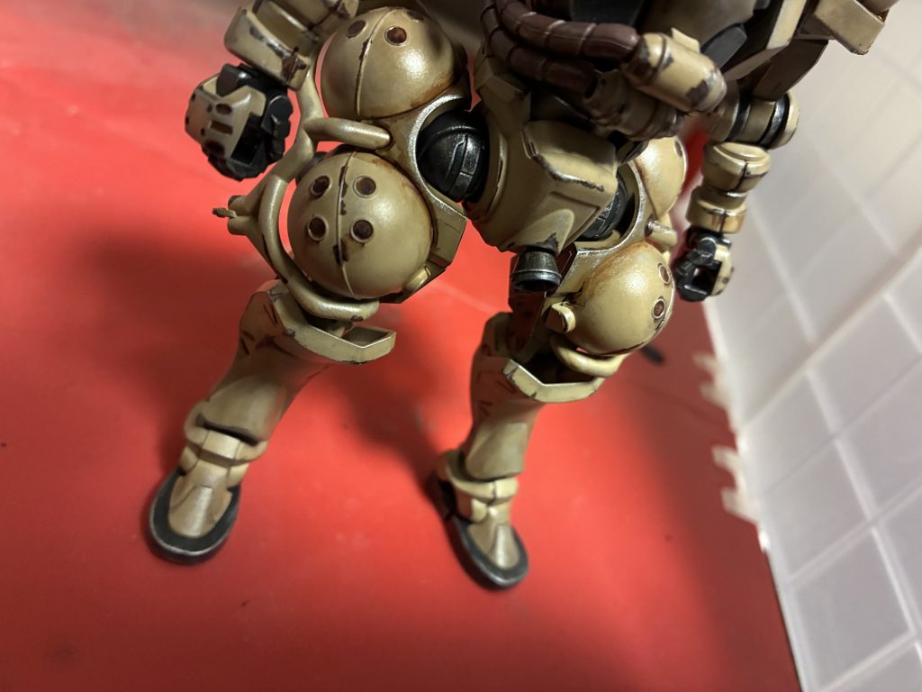 足元などは砂で汚れたりするだろうなとか考えながらウェザリングマスターをまぶしています。色が沈着してる感じで黒ずんで見えて結構好みです。現実であるなら触りたくないですね。