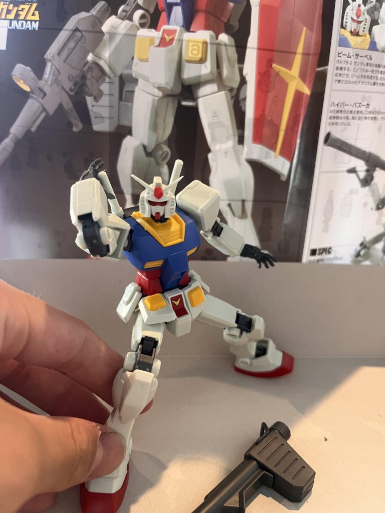 ビームサーベルを抜くガンダム