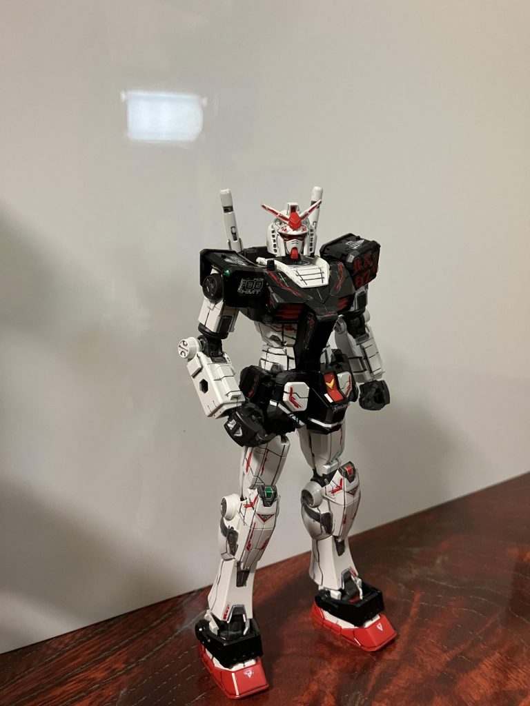 プロトタイプガンダムカラーを選択し、いざシールをぺたぺた。シールを貼っていると結構目が疲れますね。シール作業はかなりこだわり、3日ぐらいかけて貼り終えました。(キットは元々プロトタイプになるようにしてあります。胴体パーツに赤色、肩パーツに青色があるので通常タイプも作れなくはないです。)