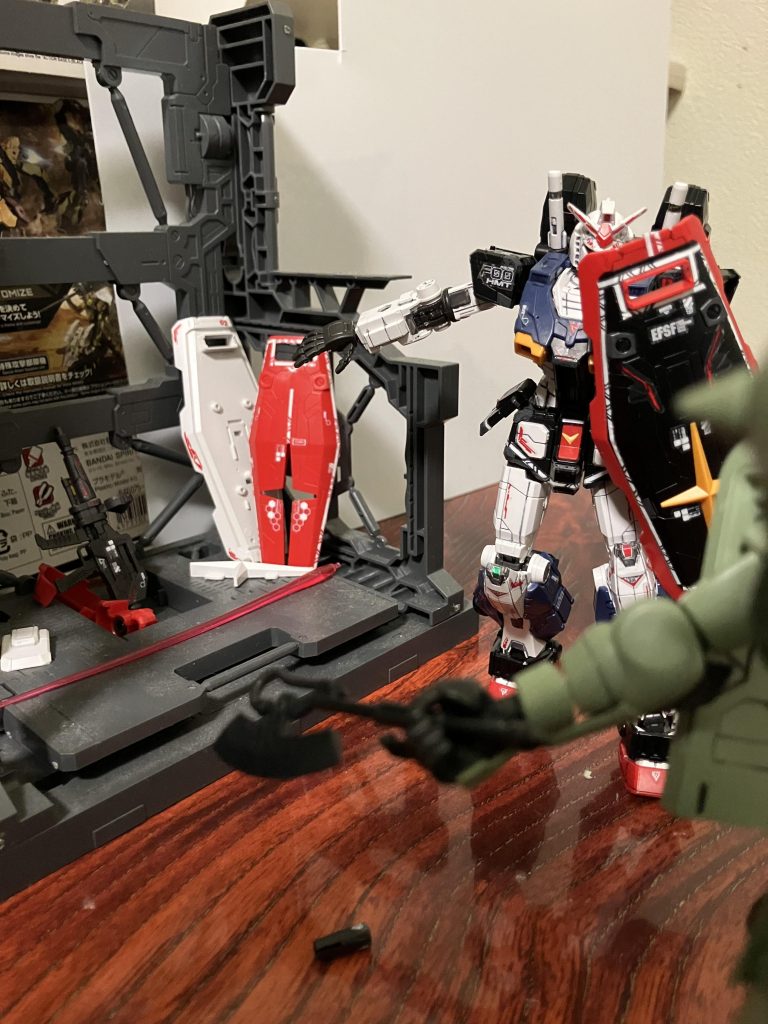 ガンダム「ちっ!ビームライフルがやられた!」ザク「ハハハハ!ガンダムも所詮そのレベルか!期待はずれだったな」ガンダム「言ってくれる!」ガンダム「ビームライフルなんてなくてもやってやる!」