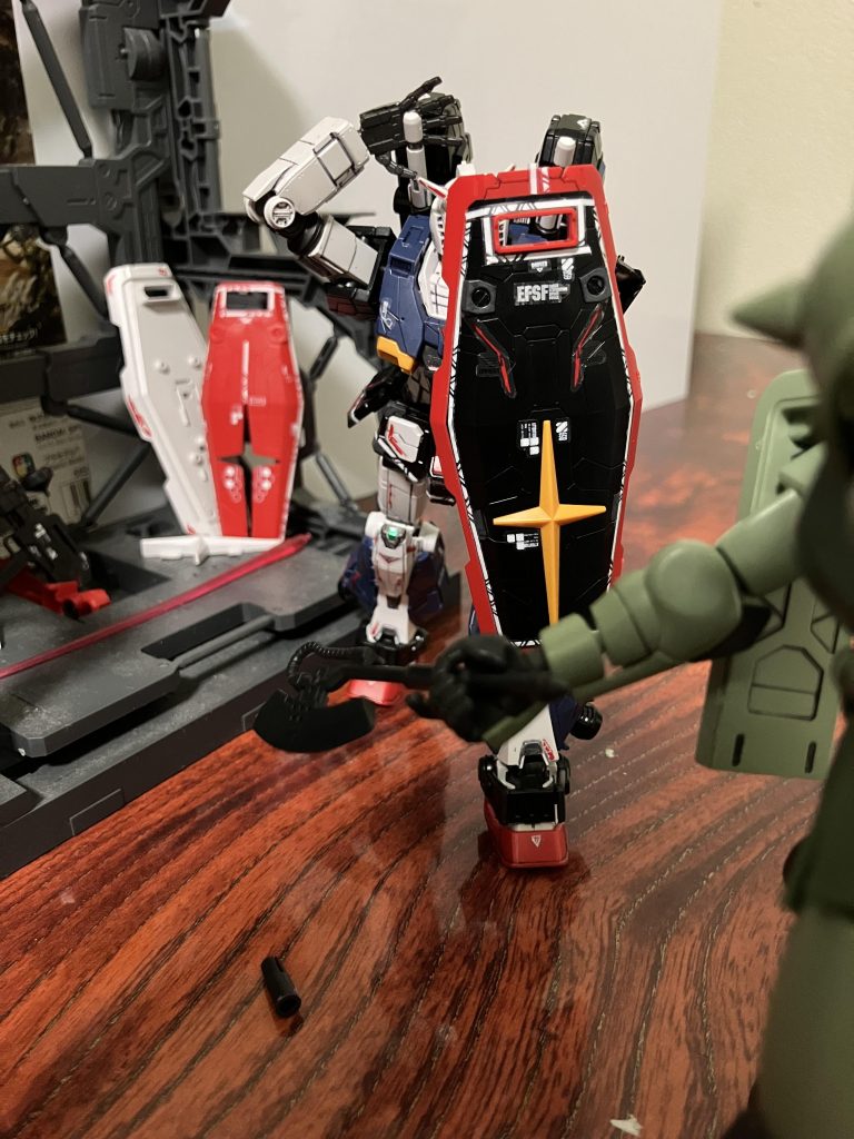 ザク「ホォ…なかなか潔いやつだ」ガンダム「俺にはまだビームサーベルが2丁もあるんだ!」ガンダム「ウォォォォォ!」ザク「何?!突っ込んでくるなんてこいつ血迷ったか!」