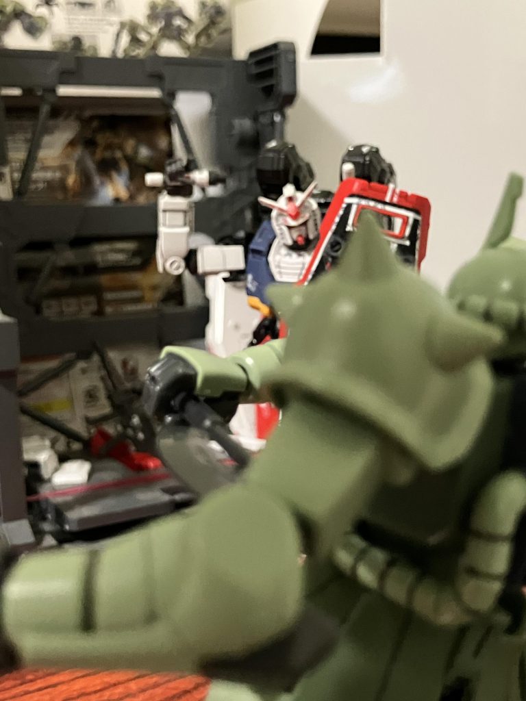 ザク「ハッ!今度こそ、その面切り落としてやるぜ!」ガンダム「やれるものならやってみろ!」ザク(心の声I まずいなヒートホークはビームサーベルと違って片面でしか切れないから近づかれたら勝ち目がないな)