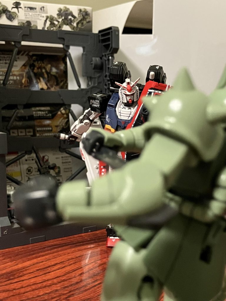 ドシンドシンドシン(ガンダムが走ってくる音)ガンダム「ビビってんかぁ?!」ザク「な訳ねぇだろが!!お前より長くパイロットやってんだよ!」ガンダム「関係ねぇ!」