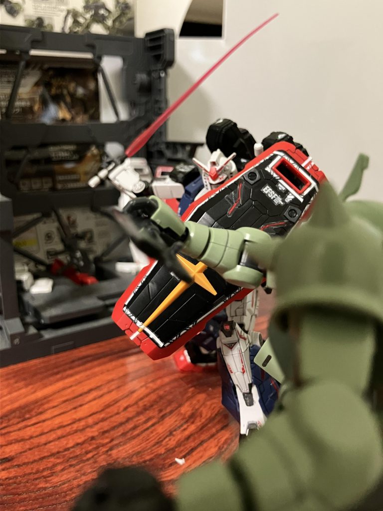 ザク「ハッ!シールドを使って頭も守れねぇのか!」ガンダム「なんとでも言え!勝てばいいんだよ!」ザク「貰ったァ!!!連邦軍の最新型を倒してジオン十字名誉勲章を貰うのは俺だァ!!」