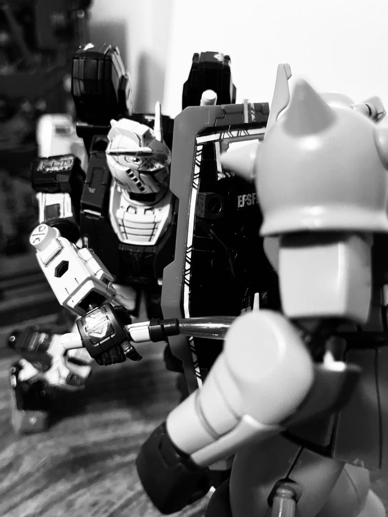 ザク「……」ガンダム「ハッ!最後の言葉はやはり国のためじゃなくて、あっけない言葉なもんだ」ジュワァァァァァ(ザクの装甲が溶け落ちる音)