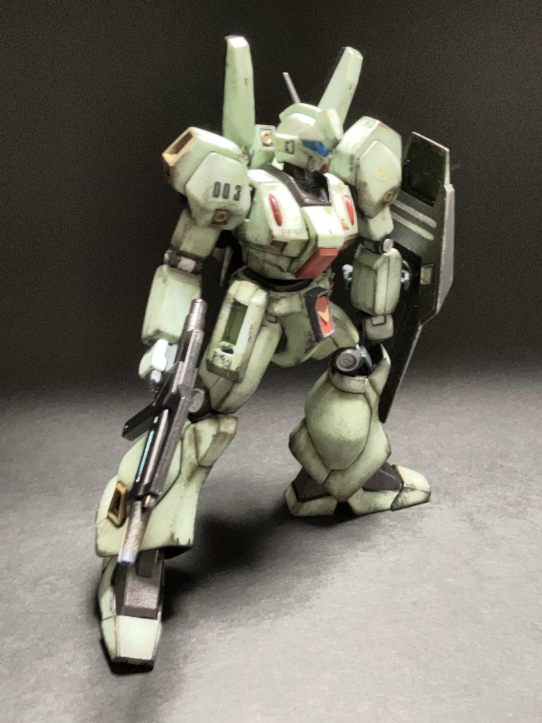 このジェガン、いろいろとポーズをとらせている中で腕とシールドを繋ぐパーツをポッキリと折ってしまいシールドが装着できなくなりました。慌てて接着剤でくっつけた思い出があります(zaku-kao4)無理に動かすのは良くないですね。ゴメンよ(>_<)