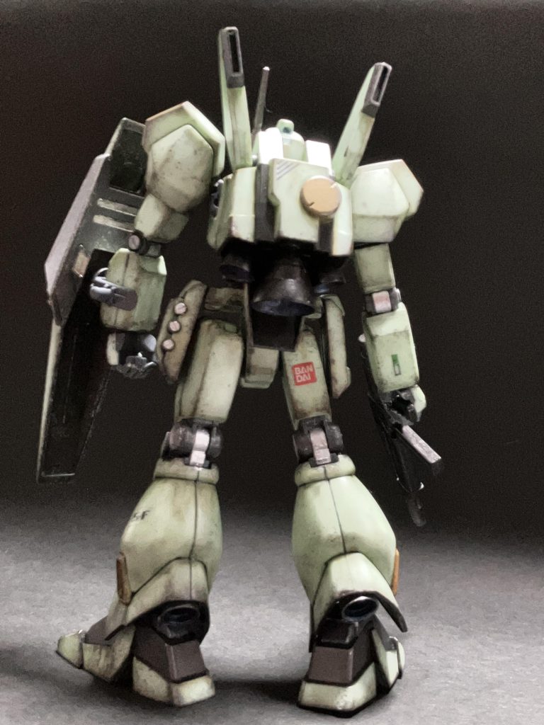 バーニアは最初外側シルバーメッキ内側ブルーにしていましたが、コレジャナイ感があったので外側を水性ホビーカラーの黒鉄色にしました。内側はブルーのままです。バーニアの内側ってレッドだったりイエローだったり色々見かけますが、いったい何色がいいんだろう・・・(gundam-kao1)まぁ自分の好きな色でいいんでしょうけど。