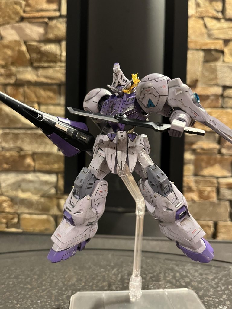 最後はコンバットナイフを構えてポージング！ここまでご視聴いただきありがとうございました♪