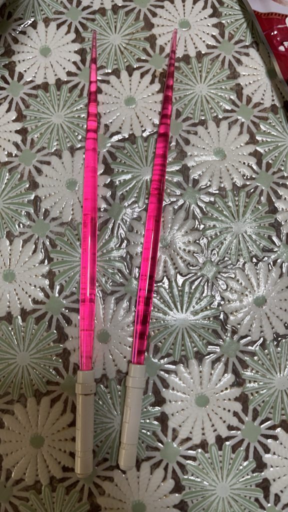 どうでもいいですが家にこんな物がありました笑ビームサーベル菜箸です笑　ジオンが攻めてきたら使おうと思いますw