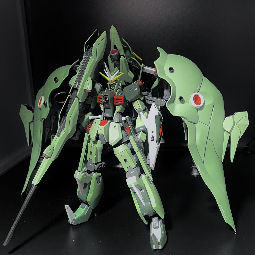 脚を反転させて折り畳めば「緑のガンダム」モードとしてこちらも差し替え無しで完全変形尻尾バインダーとシールドはドラグーン設定なので分離した後に腕に再合体その際、尻尾は折り畳みからストレートに形状変更しロングレンジライフルとして手持ち化することで「精密長距離射撃はMS形態でしか出来ない」という (設定的な)変形意義と見た目のガンダムらしさがここでのポイント (ガンダムタイプだが普通のガンダムフェイスではなくモノアイフェイスにしているのが「ジオン風」としての拘り)