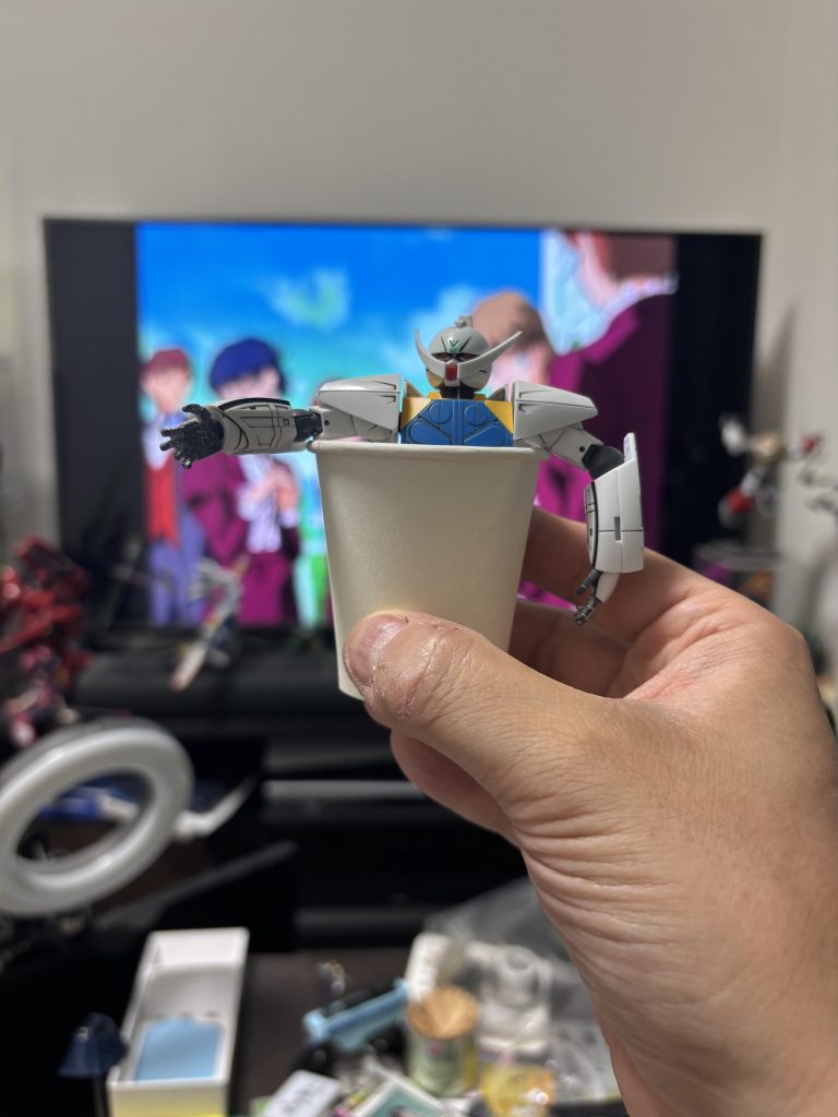 足が出来るまで紙コップに引っ掛けていましたが、風呂に入ってるみたいでわりと好きな一枚