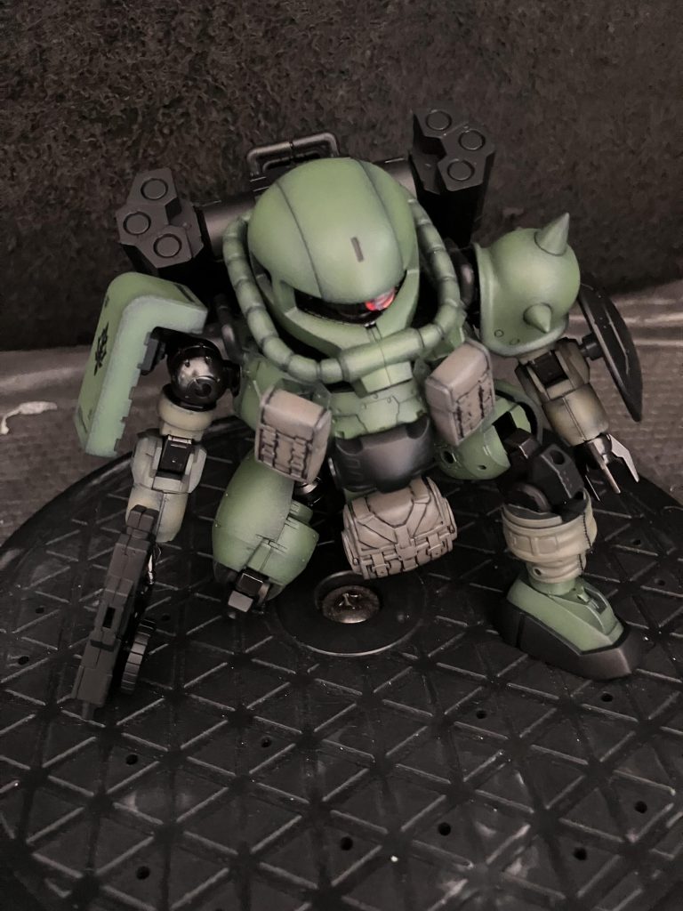 携帯カメラとLEDライトの相性が悪いのか LEDなしと色味が大分変わります💦私は後者の色合いが好きなのでライト無しも画像上げましたそんな感じで 久しぶりのザクミキシングでした 楽しかったです♪  あと何故かジオンの機体、特に量産機には弱点を付与したくなってしまいますwまた次の作品の構図が描けていますので、早速取り組んでいきたいと思います今回も最後まで閲覧いただきありがとうございました。また画像を上げていきたいと思いますので、閲覧いただけますと嬉しいです!どうぞよろしくお願いいたします。でわ!ありがとうございました!