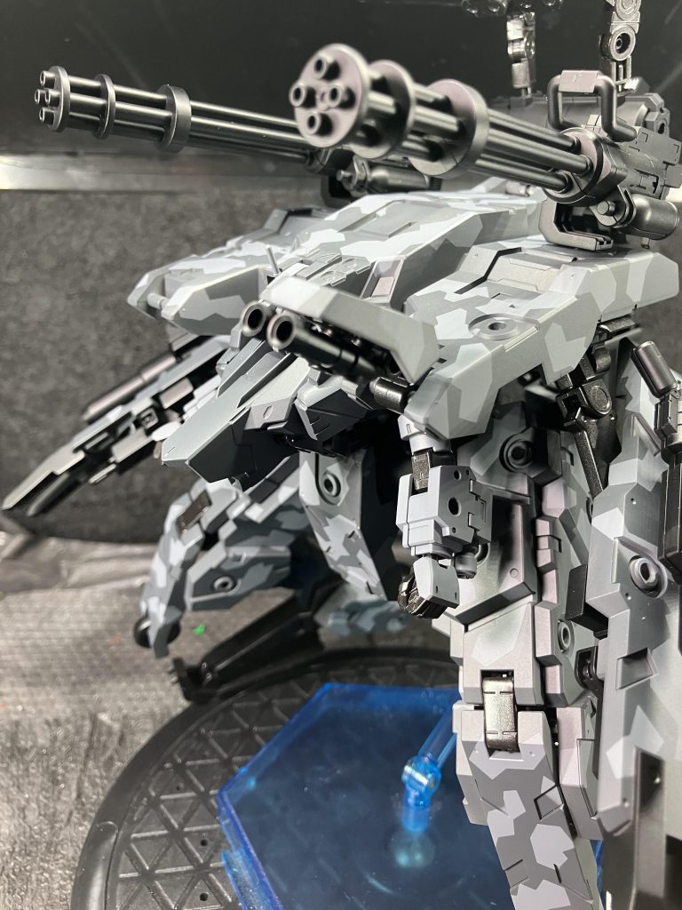 装甲を跳ね上げて、スモーク&チャフを発射できる設定です