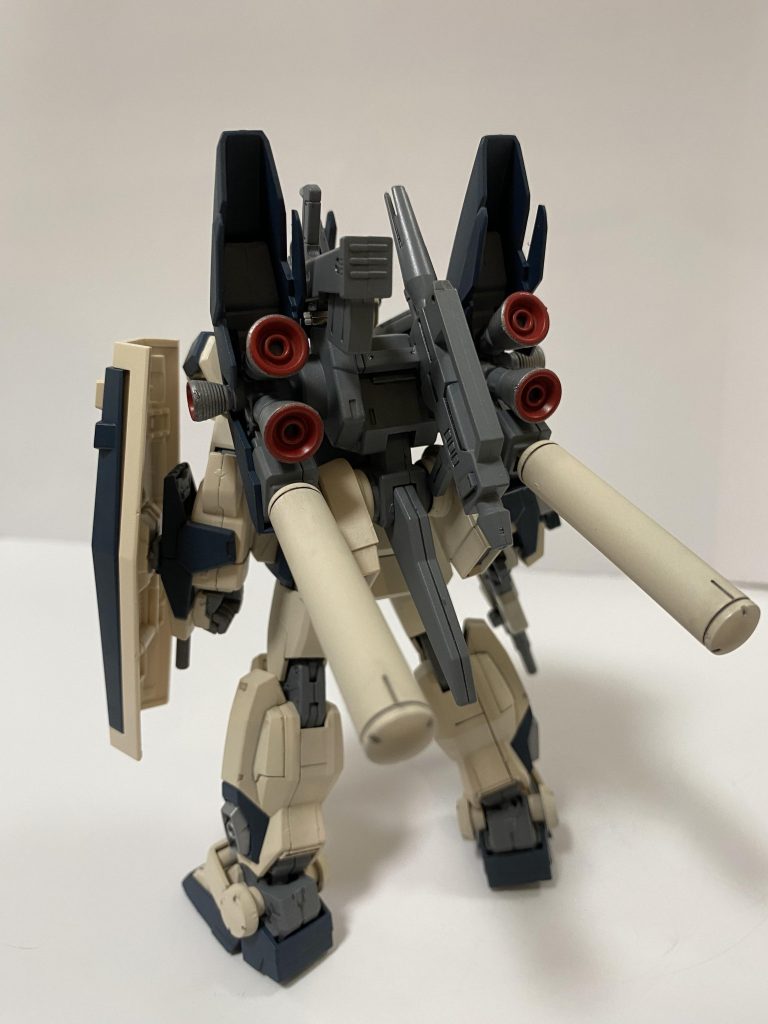 武装は背中にマウントできるようネオジム磁石を使いました。バックパックは百式のバインダーの方が似合うかなと悩みましたが、プロペラントタンクが捨てがたかったのでシナンジュスタインの物を選び、プロペラントタンクは短くしています。基盤はEZ-SRの物です。