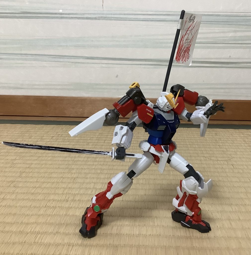 神バーニングの刀をペンで黒く塗って持たせてます。背中の鞘は両面テープで無理やり取り付けてます。