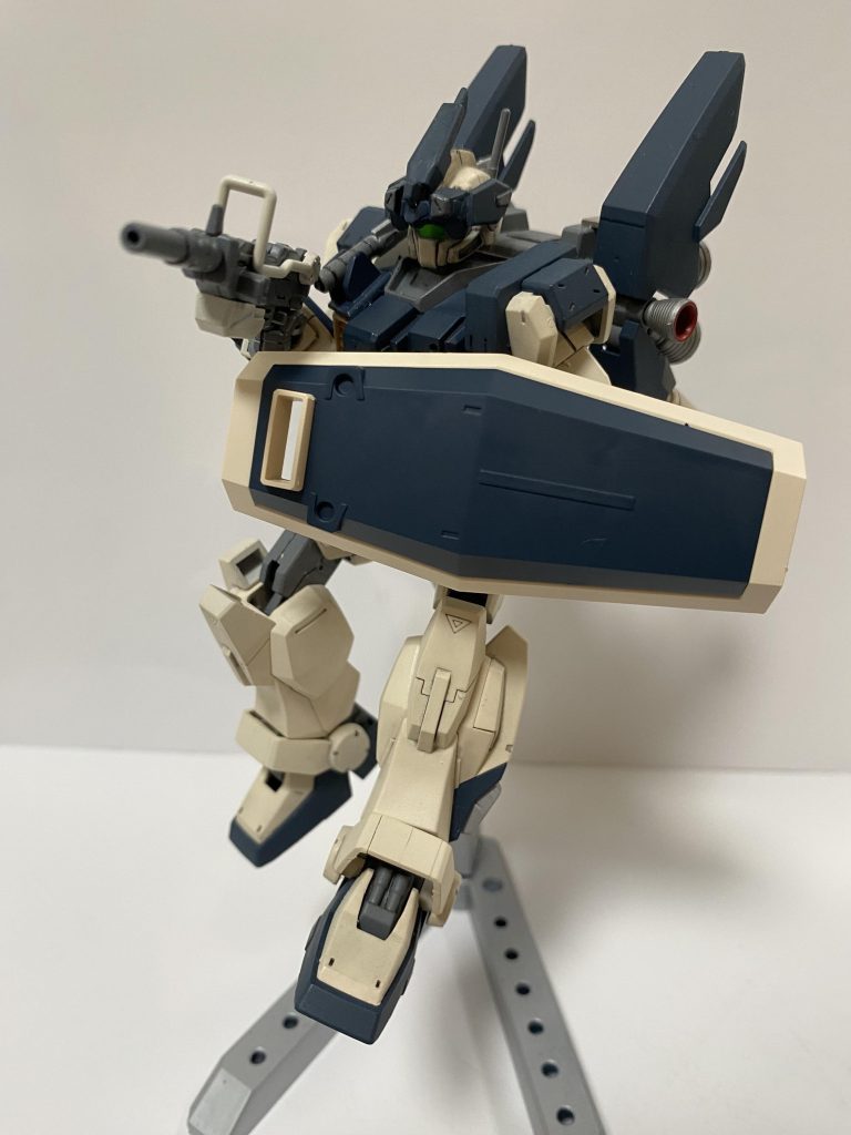 武装は100㎜マシンガンシールド