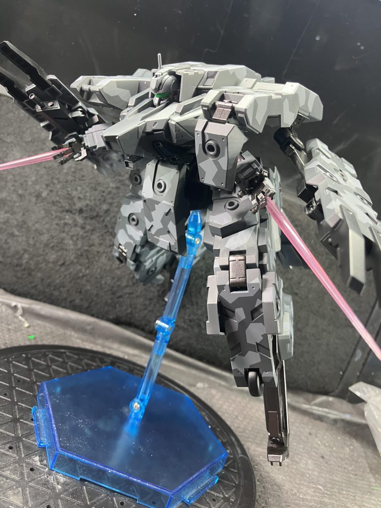 また、この機体は鈍足なタンク一族ではなく近接を得意とするゴリラ機体の一面もあります全ての銃火器をパージ後、めっちゃ早く動きますw例えるなら鉄血のグレイズアイン的なヤツです!