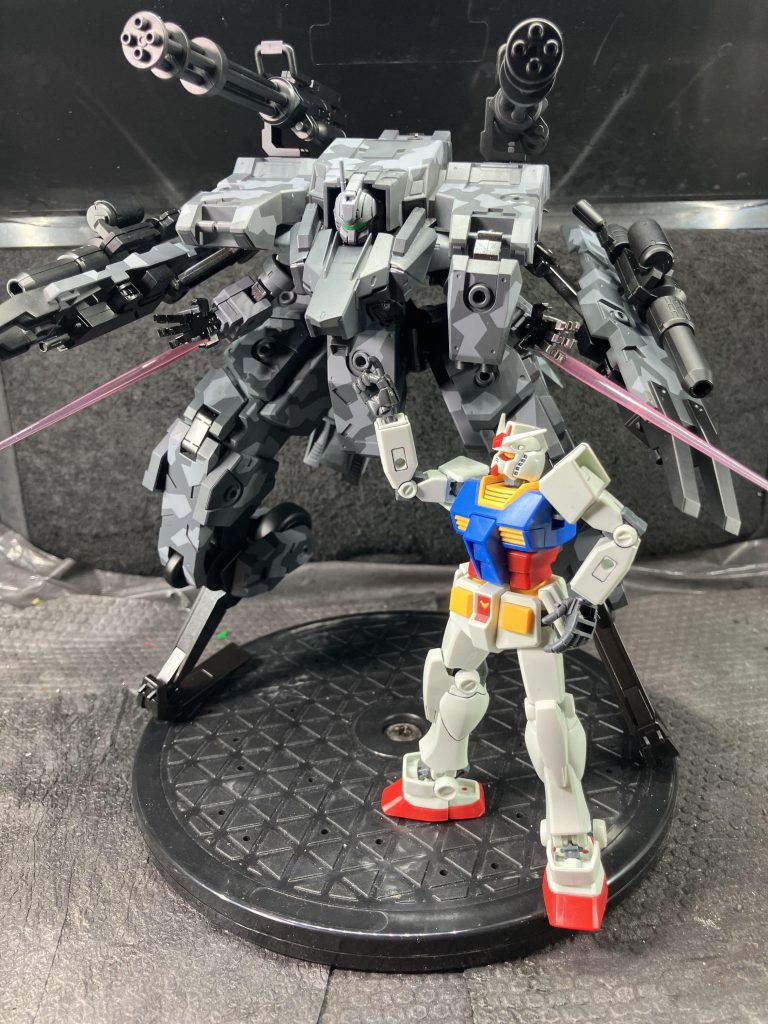 ちなみにデカいです、EGのガンダムさんとの比較です。そして重いです、ガンプラスタンド一個壊れましたwとまあ、こんな感じで完成しました手抜きになってしまいましたが、時間があればイジるかもしれません今回も最後まで閲覧いただきありがとうございました♪来週はなんか作れるかわかりませんが、また何かしら作りますので、閲覧いただけると嬉しく思います!ありがとうございました!