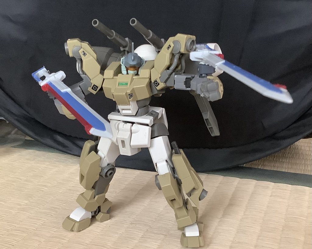 両腕には、対艦刀を二本装備。