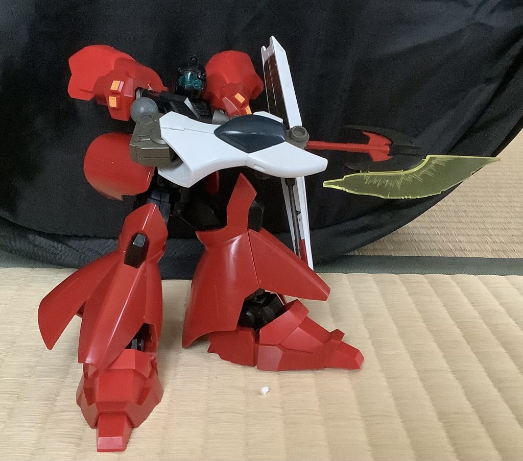 νガンダムの脚部を腕に、サザビーのノズル？を使っているので高速移動で特攻することが可能です。