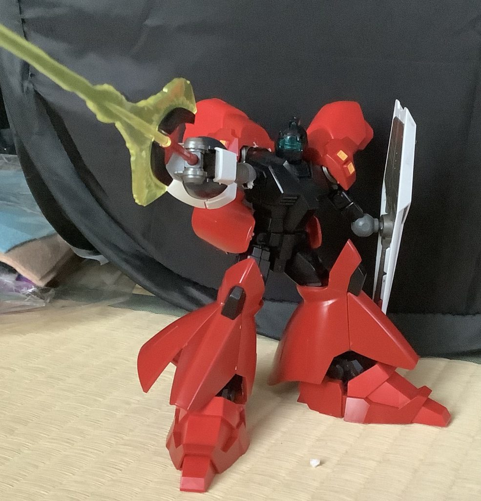 脚の先端にはサザビーのビームサーベルを装備しているため、アックスモードとロングモードとなります。