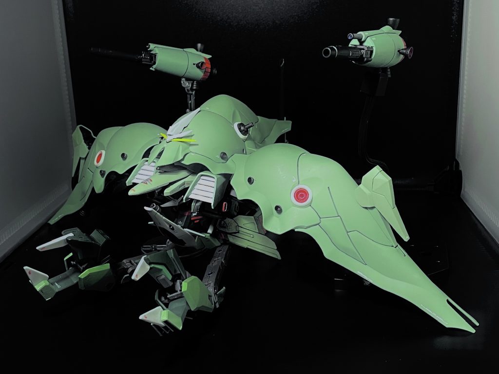さてここからが本領エルメス擬きをそのままでは芸が無いのでいかに1×1を2以上にまで高めるかがミキシングの本懐 まずは元のカオスガンダムシャンブロモードも畳んだ脚を前に出すだけだったので、こちらも同様に差し替え無しで変形可能 なシャンブロモード尚、兵装ポッドは羽からバーニアに変更し大型ビット化し着脱可能にすることで元のカオス的シンボルとエルメスらしさを融合もちろんバインダーの中にはクシャトリア用に付属する18機の小型ファンネルもそのまま搭載されているので計20機の大型小型織り交ぜたビットによるオールレンジ攻撃でシャンブロモードも大幅に火力アップ見た目的にはどちらかというとAOZに登場するエルメス後継機のヘリオスに近づいてしまったのはクシャトリア風バインダー故の必然か