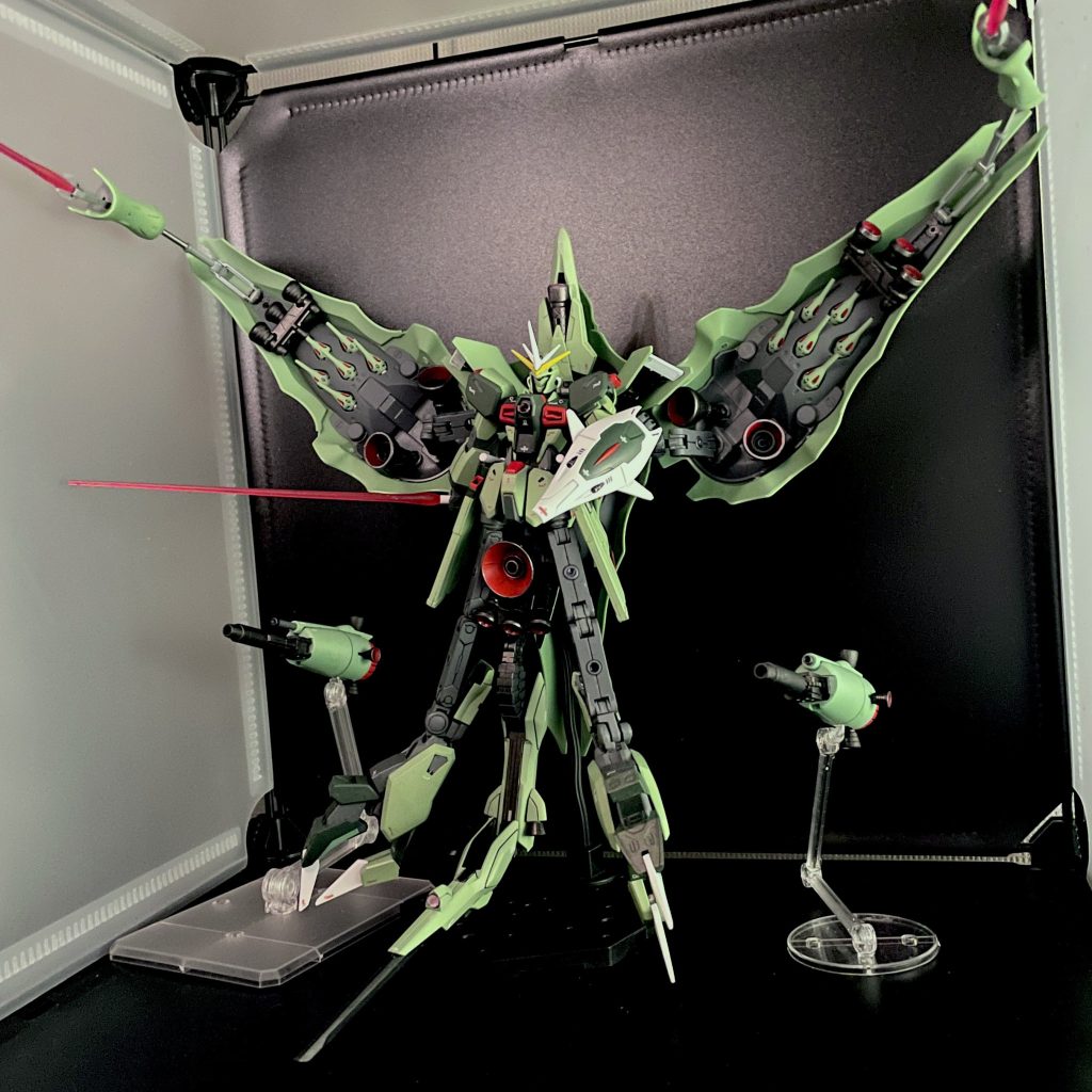 ある意味これこそが今回のミキシングの最大の意義かもしれないMAからMSへ変形する過程の中間形態としてゲテモノモード「真ん中の脚 (？)」になる尻尾とバインダーの隠し腕とバインダー裏ファンネルのツブツブ感のせいでゲテモノ感がさらに増量