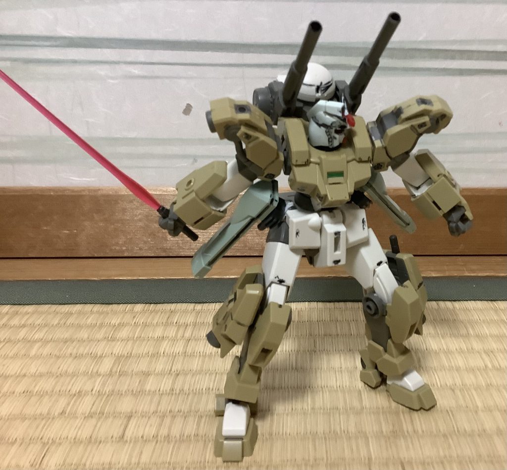 背中のキャノン砲とビームサーベルを装備