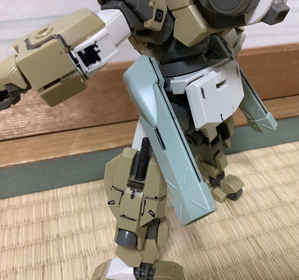 ザウォートのブースターを腰に装備。これにより空中からの砲撃も可能