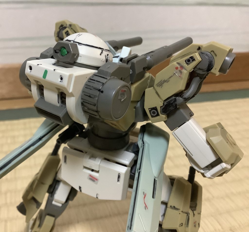 バックパックには全天カメラ型AI(N)が装備。これにより後ろから近づいてくる敵機にも攻撃が可能である。