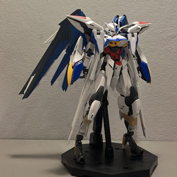 現在製作中、ライジングフリーダムに近いデザインにしたいと思ってます航空機すぎる羽をカットしたり、脚部の外装は大胆に変更してます（写真2枚目）。Xにしか進捗上げてなかったのでこちらにも投下💣私生活が忙しいこともあり、完成はまだまだ先になりそうな予感（1枚目）