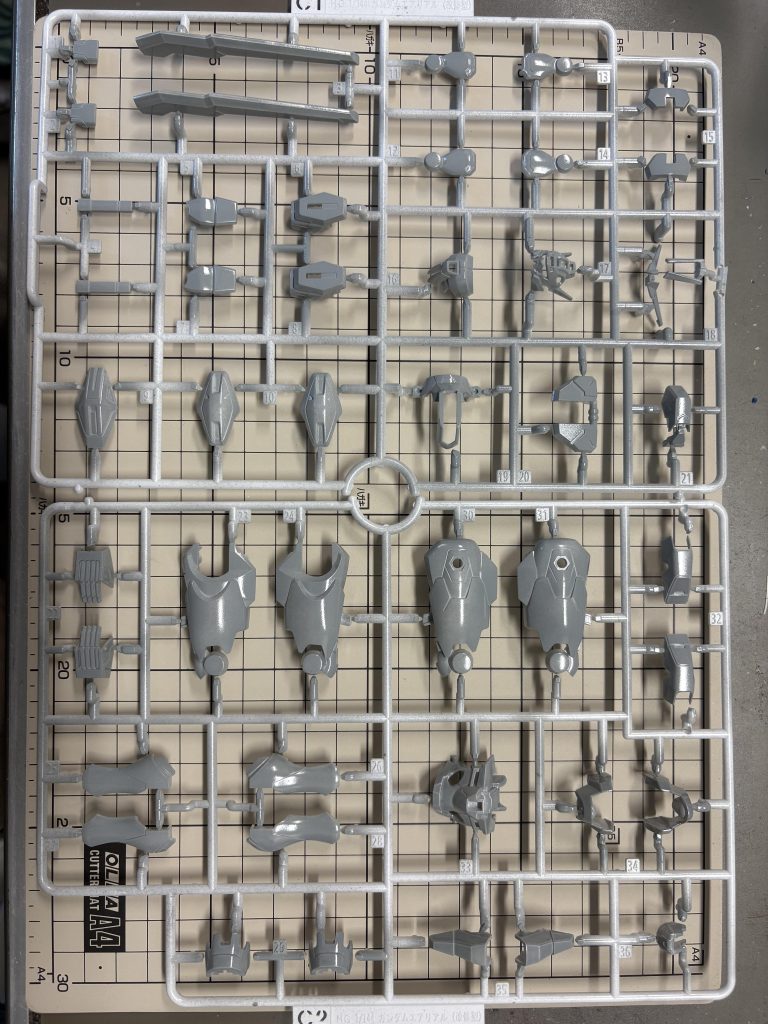 塗装前の段階でアンテナカットしてます。目分量カットなのでちょっとドキドキですが。安全フラッグカットはランナーのままだと難しいので断念。どちらも、完成するとそんなに違和感ないようで一安心。