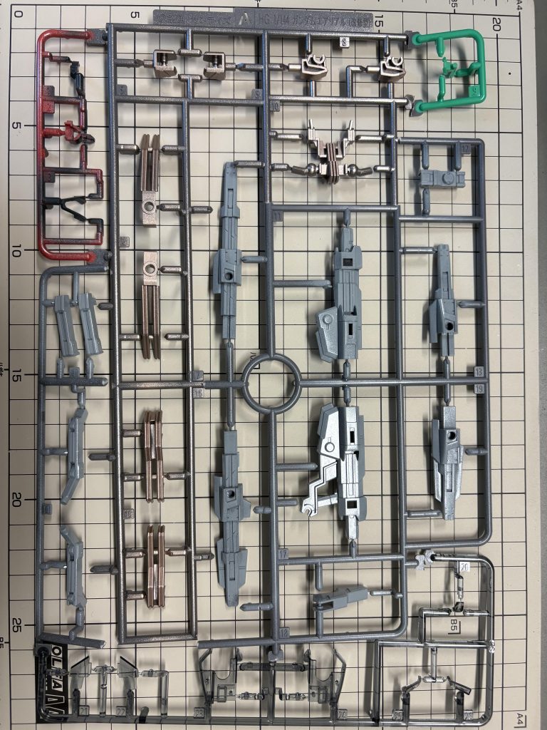 こんな感じでランナー塗装してます。メイン:エアクラフトグレー、ネイビーブルー関節など:カッパーダクトや羽:メタリックレッド眼:透明蛍光塗料 