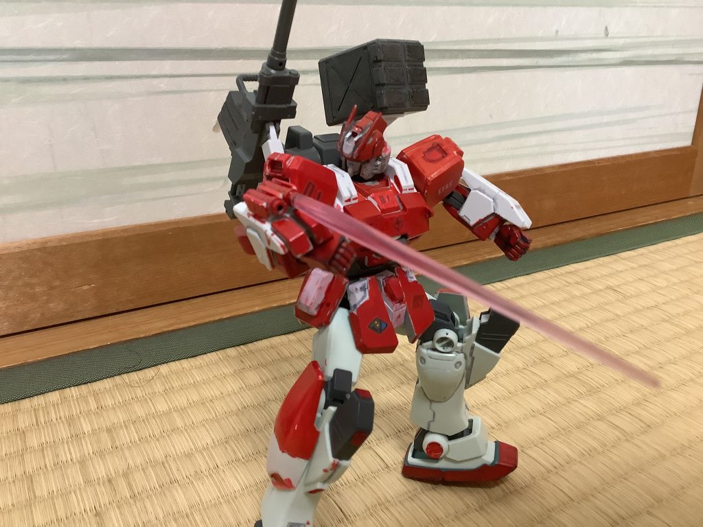 ビームサーベル　右腕部に装備されている。手に持たずに使う事が可能。