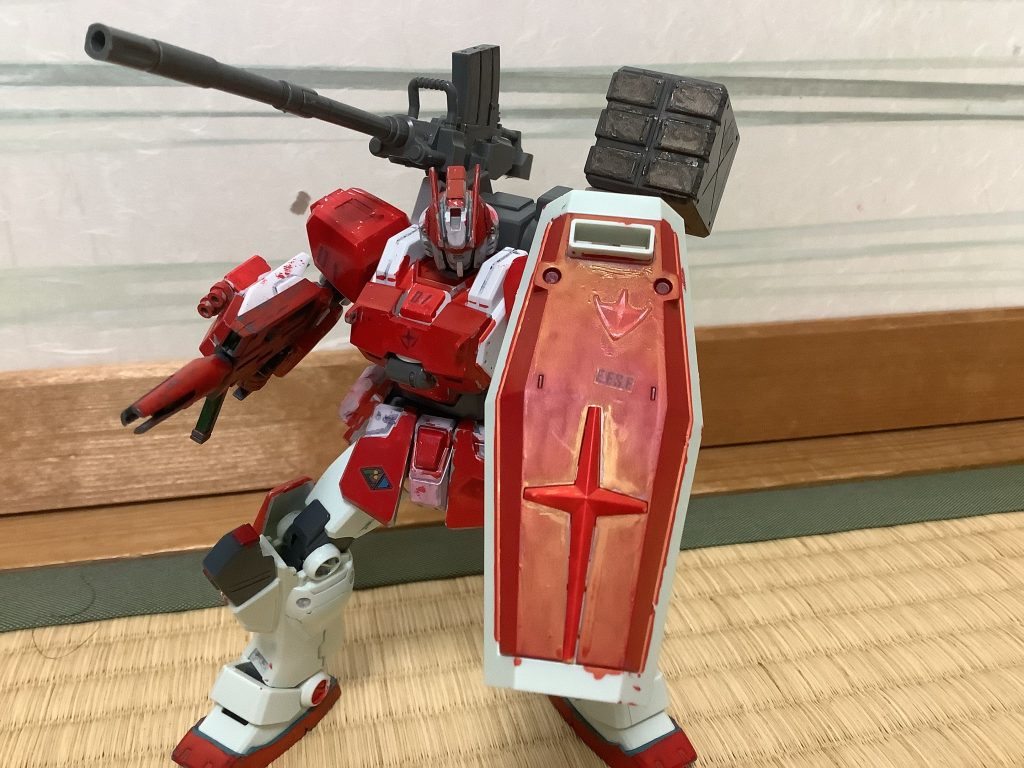 シールド　ジムの物と同じである。ビームライフル　後のジムIIのビームライフルの試験型。180mmキャノン砲　迎撃などに使用可能。ミサイル　迎撃などに使用可能。