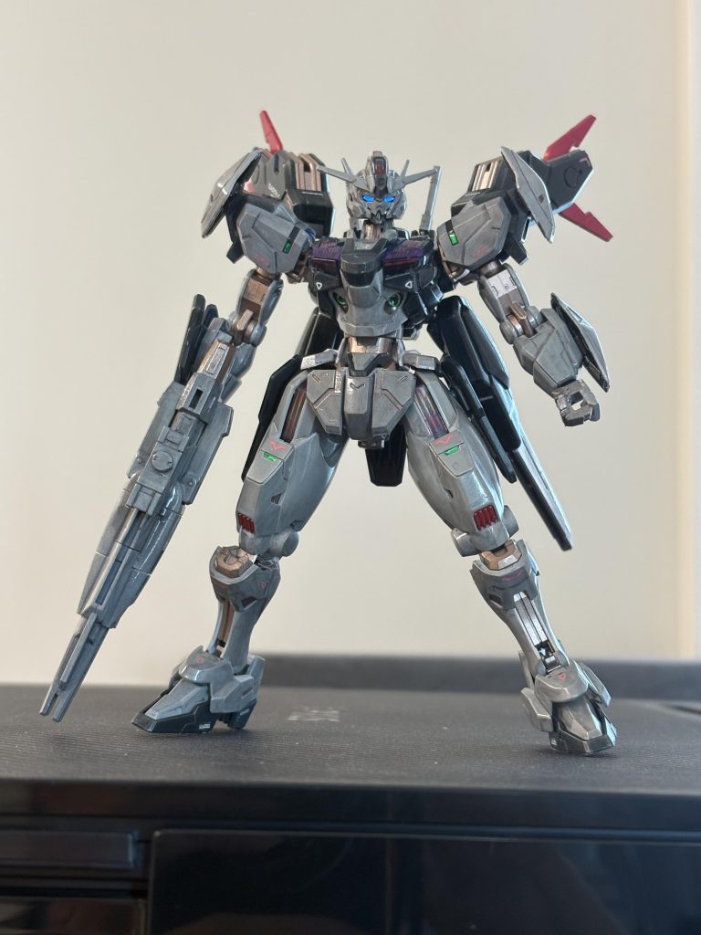 組んでリアルタッチマーカーで汚してウェザリングマスター擦り付けてクリアーで保護、その後デカール、またクリアーってところで記念撮影。この後、メラミンスポンジで外装を艶消しにしようとしたのですが、しんどくて断念。大雑把にクリアパーツをマスキングして艶消し吹いて完成にしました。