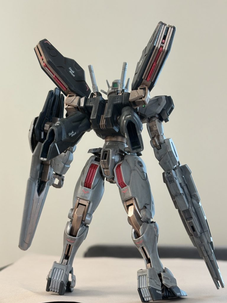 バックパックのデカールはフライトユニットのやつを使ってます。本体はエアリアル用を大体似た位置に。グレーにグレー貼ると全然見えませんが…