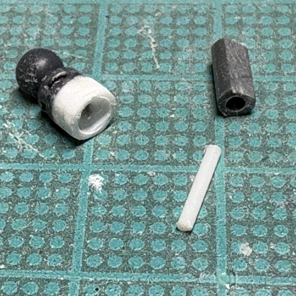 少しずつ進めてます首の延長工作2mmほど伸ばしました首との接続部は切り飛ばした時別宇宙に移行してしまったので柔プラのランナーから一面を削り出して新造1mm丸プラ棒を芯に入れて周囲を3mm 強のザグリ接着してから首の凹深さに合わせてカット（1枚目）